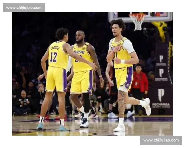 火箭迎战湖人展开激烈对决 双方球星实力碰撞引爆全场激情 火箭迎战湖人展开激烈对决 双方球星实力碰撞引爆全场激情